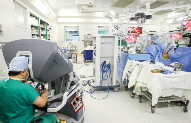 김용희(왼쪽) 서울아산병원 식도암센터장이 다빈치 로봇을 이용한 식도 절제 수술을 하고 있다. 사진 제공=서울아산병원