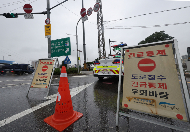 서울에 호우 경보가 발효된 30일 오전 서울 중랑천의 수위 상승으로 동부간선도로가 통제되어 있다. /연합뉴스