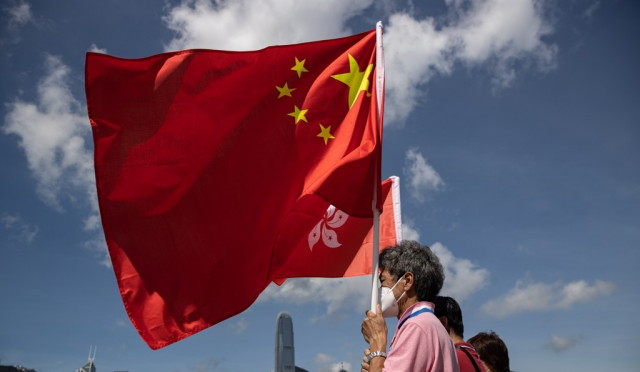 홍콩에서 중국 국기를 들고 있는 중국 지지자. EPA연합뉴스
