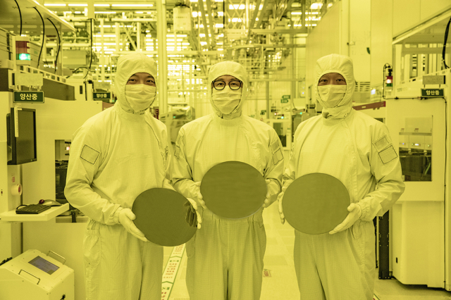 정원철(왼쪽부터) 삼성전자 상무, 구자흠 부사장, 강상범 상무가 화성캠퍼스 3나노 양산 라인에서 3나노 웨이퍼를 보여주고 있다. 사진 제공=삼성전자