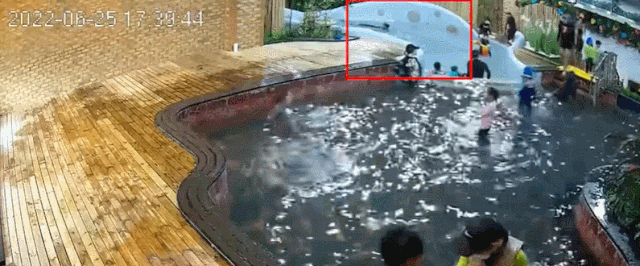 수영장에서 놀던 아이의 팔이 배수구로 빨려들어가 아버지가 구조하고 있다. 유튜브 캡처