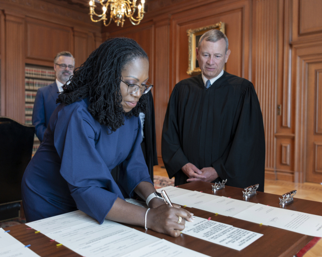 커탄지 잭슨 공식 취임… '흑인 여성 대법관' 새로운 역시 썼다