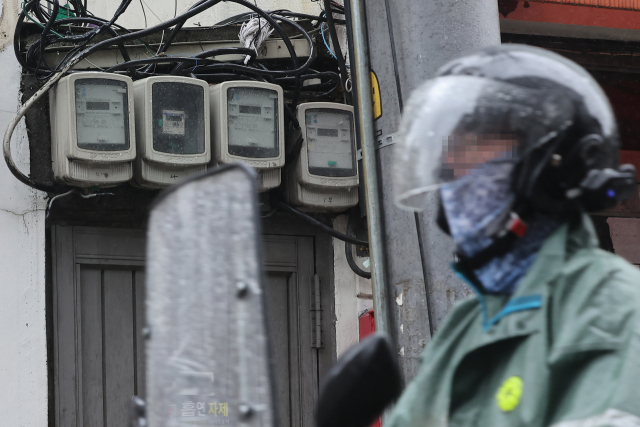 7월부터 공공요금인 전기요금과 가스요금이 동시에 인상됐다. 사진은 서울 시내 한 건물의 전기계량기. 연합뉴스