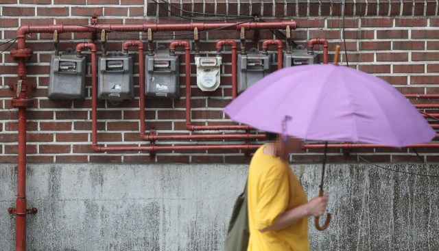7월부터 공공요금인 전기요금과 가스요금이 동시에 인상됐다. 사진은 서울 시내 한 건물의 가스계량기. 연합뉴스
