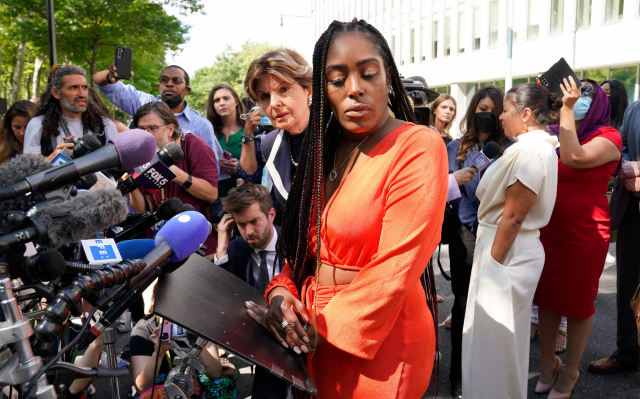 29일(현지시간) R&B 가수 알켈리의 피해자 중 한 명인 조반테 커닝햄이 뉴욕 브루클린 연방법원에서 열린 선고 공판이 끝난 후 언론에 연설하고 있다. AFP연합뉴스