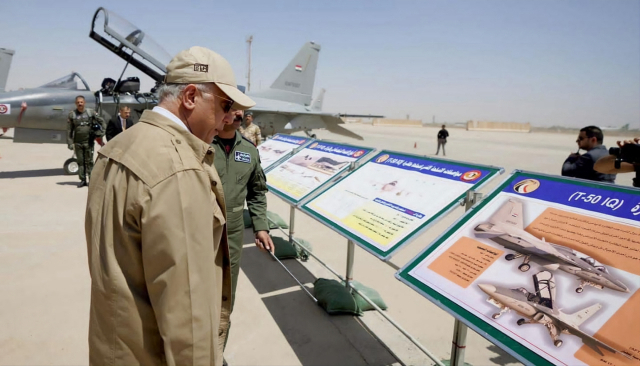 T-50IQ 설명을 듣고 있는 무스타파 알 카디미(Mustafa Al-Kadhimi) 이라크 내각 총리. 사진제공=KAI