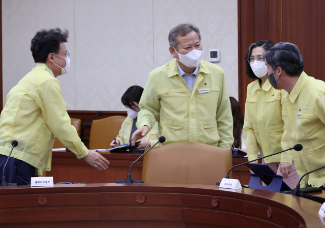 이상민 행안부 장관이 1일 정부서울청사에서 열린 코로나19 대응 중앙재난안전대책본부 회의에 참석하고 있다. 연합뉴스