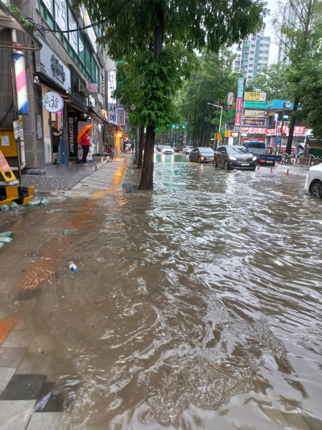 30일 오후 집중호우로 물에 잠김 수원 화서역 인근도로./윤종열 기자