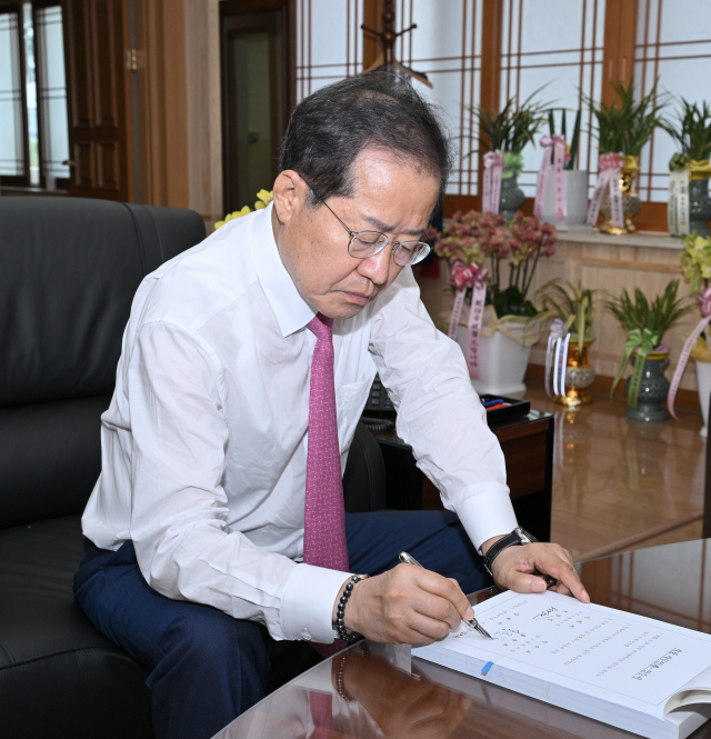 사무인수서 서명하는 홍준표 대구시장. 사진제공=대구시