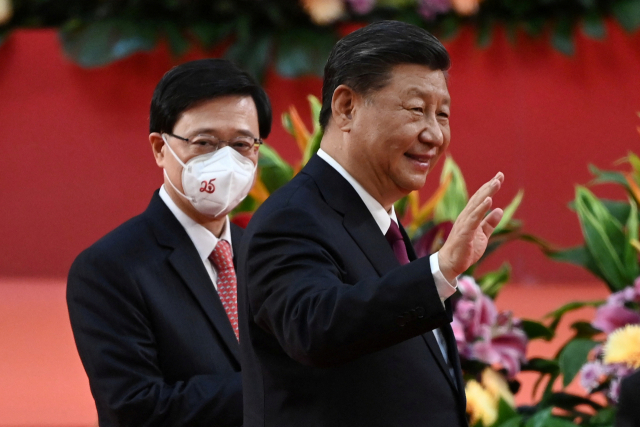 시진핑(오른쪽) 중국 국가주석과 존 리 신임 홍콩 행정장관이 1일 홍콩 반환 25주년 기념식장인 홍콩컨벤션센터로 입장하고 있다. 로이터연합뉴스