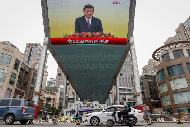 1일 홍콩 거리에 설치된 대형 스크린을 통해 홍콩 반환 25주년 기념식에서 연설하는 시진핑 중국 국가주석의 모습이 보인다. EPA연합뉴스