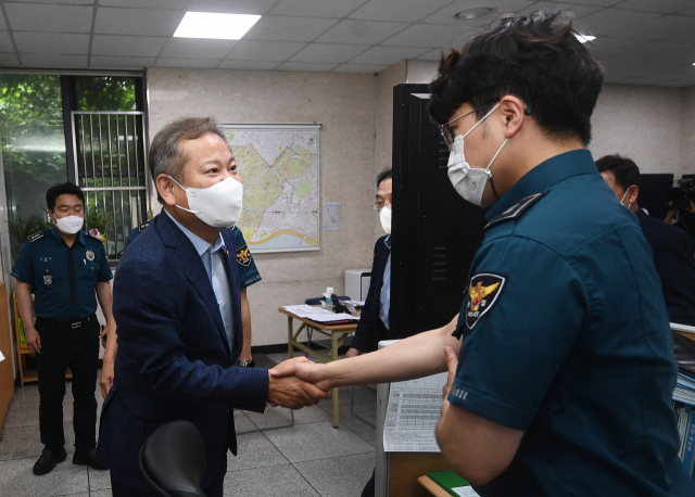 이상민 행정안전부 장관이 1일 오후 서울 마포구 서울경찰청 마포경찰서 홍익지구대에서 경찰관과 인사를 나누고 있다. 사진공동취재단