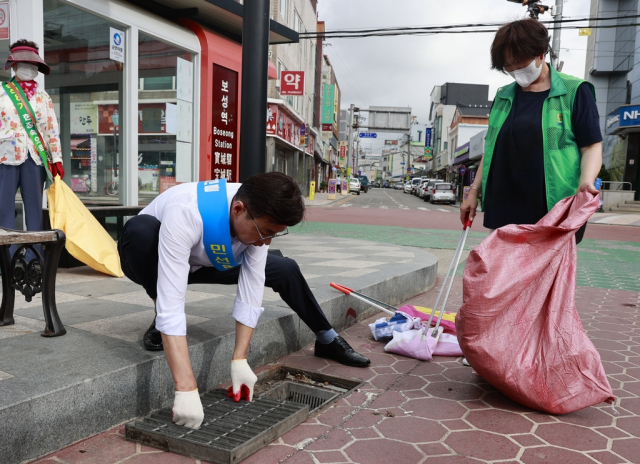 김철우 전남 보성군수가 1일 민선 8기 첫날 취임식 대신 군청 청사 인근 보성읍 시가지 일대에서 직원들과 함께 환경정화 활동을 하고 있다. /사진제공=보성군