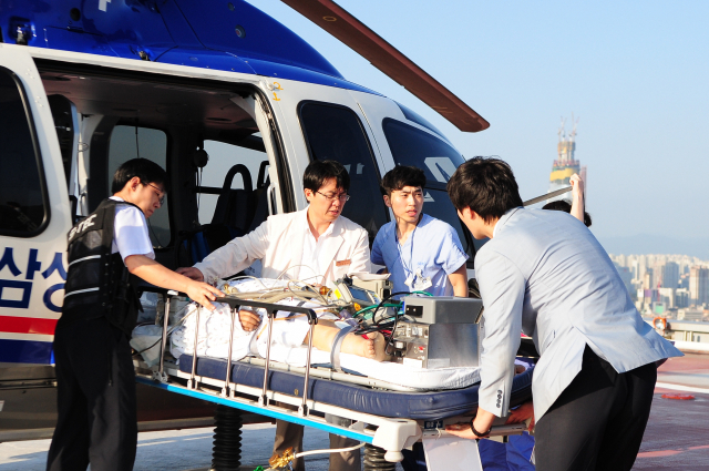 조양현(왼쪽 두 번째) 삼성서울병원 교수와 에크모팀이 체외생명 보조 장치가 설치된 응급의료헬기에서 환자를 이송하고 있다. 사진 제공=삼성서울병원