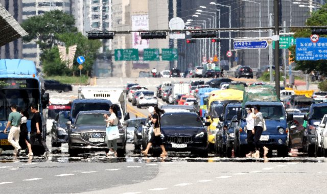 지난 1일 오후 폭염주의보가 발효 중인 서울 여의대로에 아지랑이가 피어오르고 있다. 연합뉴스