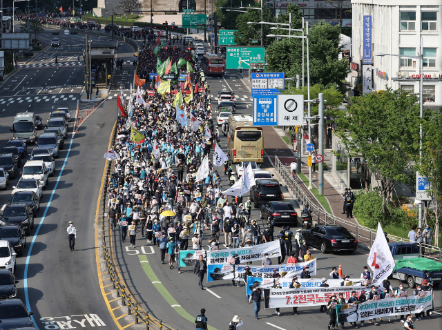 '尹 정부, 재벌 편에서 민중 외면했다'…민주노총, 폭염 속 대규모 집회