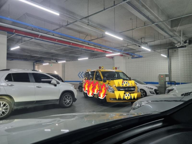 지난 28일 경기도 평택의 한 지하 주차장에서 출입구를 막은 태권도 차량. 온라인 커뮤니티 캡처