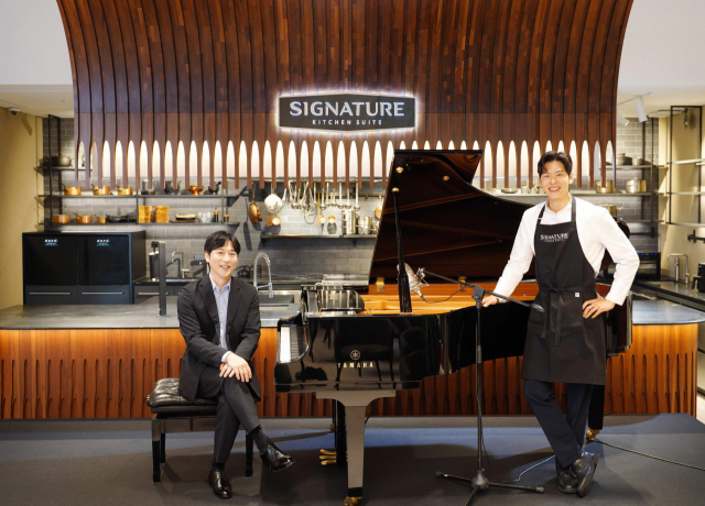 LG전자가 지난 1일 서울시 강남구에 위치한 초프리미엄 빌트인 가전 브랜드 ‘시그니처 키친 스위트’ 청담 쇼룸 1층 카페에서 LG전자 고객을 만난 이루마(왼쪽) 피아니스트와 오스틴강 셰프가 기념 촬영을 하고 있다. 사진제공=LG전자