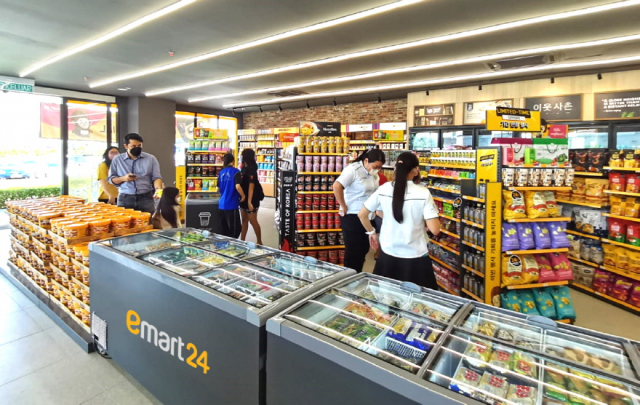 이마트24의 말레이시아 14호점에서 현지 고객들이 물건을 고르고 있다./사진 제공=이마트24