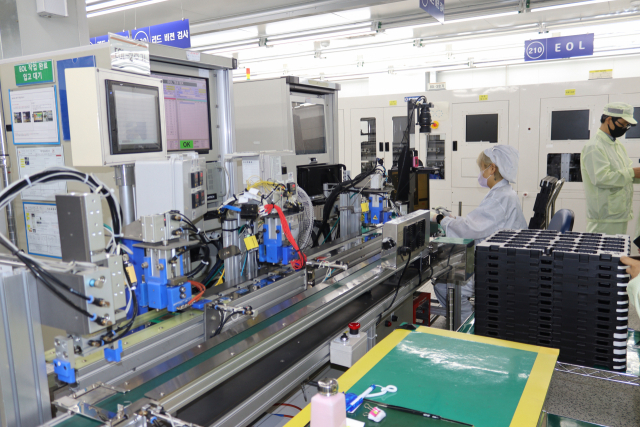 인천 부평구에 위치한 아이에이의 자회사 ‘파워트론’의 한 직원이 전력 모듈 생산을 점검하고 있다. 사진제공=이노비즈협회