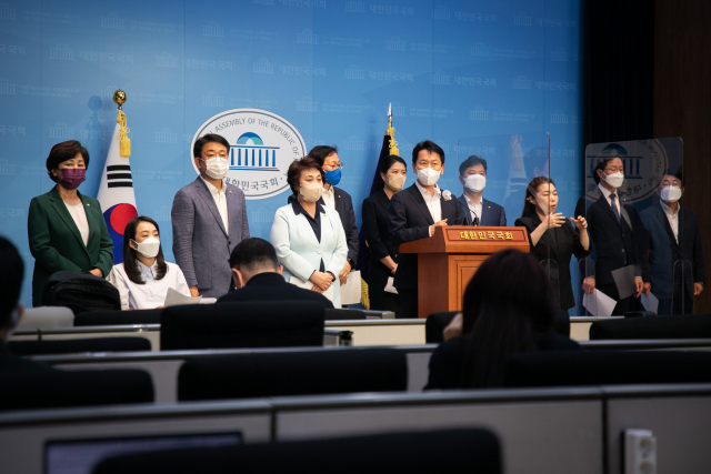 전반기 보건복지위원을 맡았던 더불어민주당 고영인 의원이 지난달 30일 오후 서울 여의도 국회 소통관에서 민주당 소속 전반기 보건복지위원과 함께 기자회견 열고 김승희 장관 후보자에 대한 윤석열 대통령의 지명 철회와 대국민사과를 촉구하는 발언을 하고 있다. 사진 제공=국회사진기자단