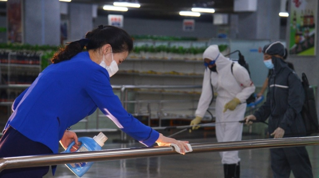 북한 노동신문이 폭염 속 코로나19 예방을 위한 마스크 착용법을 주민들에게 소개했다. 연합뉴스