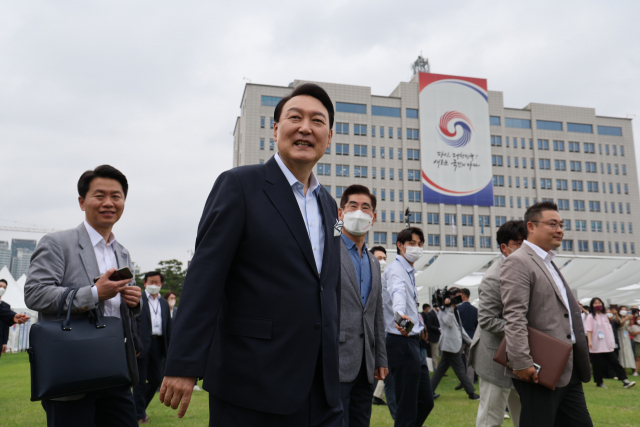 윤석열 대통령이 지난달 19일 오후 용산 대통령실 청사 앞 잔디광장에서 열린 대통령실 이전 기념 주민 초대 행사에서 용산 지역 소상공인 참여한 플리마켓 부스를 둘러보며 미소짓고 있다. 연합뉴스