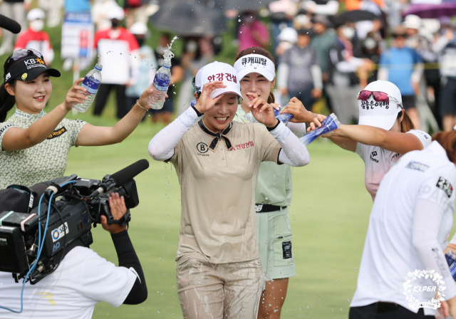 임진희가 3일 맥콜·모나파크 오픈 우승 뒤 동료들로부터 축하 물 세례를 받고 있다. 사진 제공=KLPGA