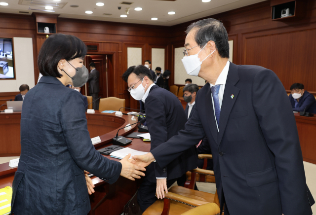 한덕수(오른쪽) 국무총리가 지난달 30일 정부서울청사에서 열린 국정현안점검조정회의에서 전현희 국민권익위원장과 악수하고 있다. 연합뉴스