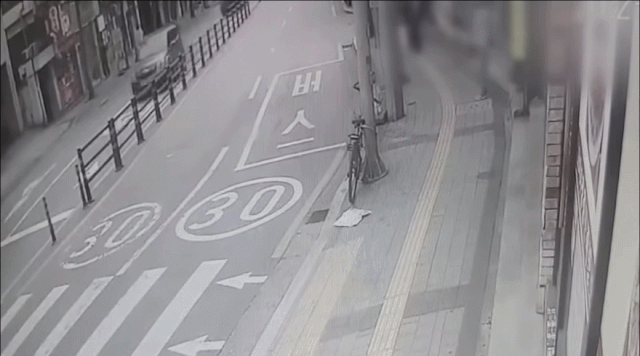 30대 남성이 금천구의 한 도로에서 만취 상태로 운전을 하다 전봇대를 들이받아 차량이 전복된 모습. 채널 A 유튜브 캡처