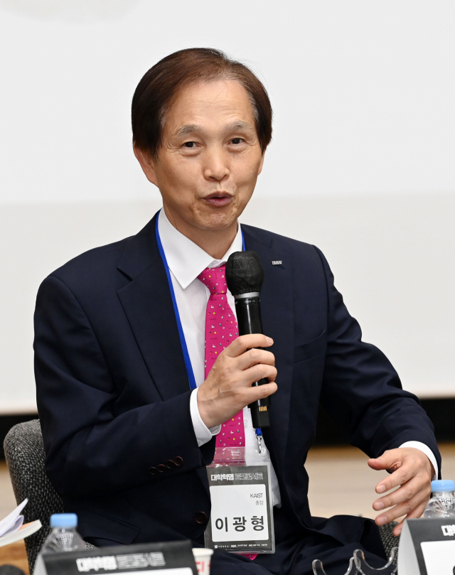 이광형 KAIST 총장이 30일 ‘대학혁명 토크콘서트’에서 대학 혁신을 강조하고 있다.