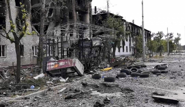 3일(현지 시간) 우크라이나 동부 도시인 리시찬스크의 주택가가 공습으로 파괴된 모습이 공개됐다.AP연합뉴스