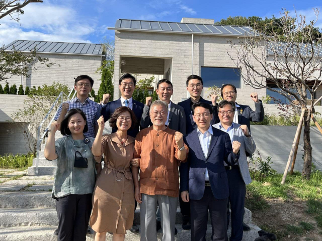 더불어민주당 초·재선 의원들이 3일 경남 양산 평산마을을 찾아 문재인 전 대통령을 만났다. 권인숙 의원 페이스북