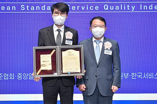 김일권(왼쪽) 린나이 이사가 한국서비스품질지수 1위 인증패를 받고 기념촬영을 하고 있다. 사진 제공=린나이