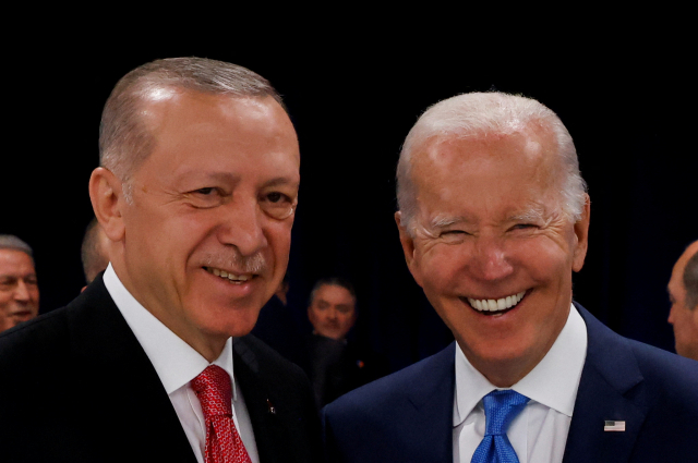 레제프 타이이프 에르도안(왼쪽) 튀르키예(터키) 대통령이 지난달 29일(현지 시간) 스페인 마드리드에서 개최된 북대서양조약기구(NATO·나토) 정상회의에 참석해 조 바이든 미국 대통령과 환담을 나누고 있다. 로이터연합뉴스