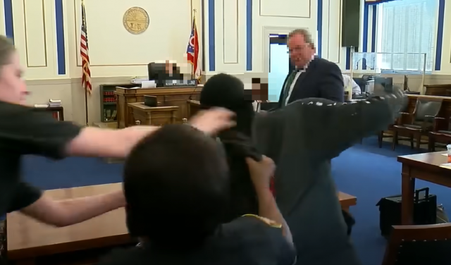 미국에서 한 남성이 지난달 23일(현지시간) 법정에서 자신의 세 살 아들을 살해한 범인에게 달려들어 주먹을 휘두르는 모습. 유튜브 WCPO9 캡처