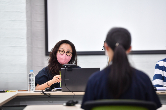 전은지 KAIST 항공우주공학과 교수가 면접 진행하고 있다. 사진 제공=한화