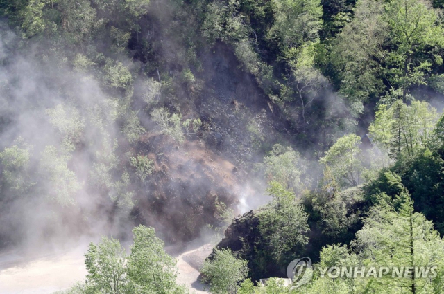 2018년 5월 24일 북한 핵무기연구소 관계자들이 함경북도 길주군 풍계리 핵실험장 폐쇄를 위한 폭파 작업을 했다. 3번 갱도 폭파 모습.연합뉴스