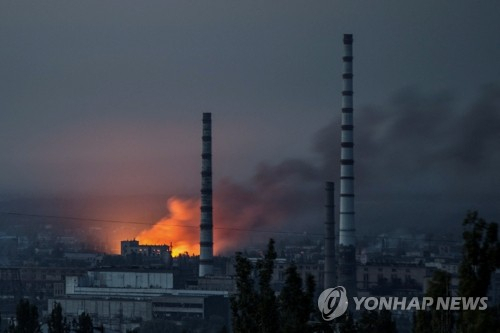 지난달 18일(현지시간) 우크라이나 동부 돈바스 지역 요충지 세베로도네츠크의 아조트 화학 공장에서 연기와 화염이 치솟고 있다. 연합뉴스