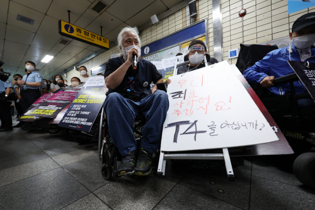 박경석 전국장애인차별철폐연대(전장연) 상임공동대표와 활동가들이 지난달 13일 오전 서울 혜화역에서 지하철 집회를 재개하며 장애인권리예산과 이동권 보장을 촉구하고 있다. 연합뉴스