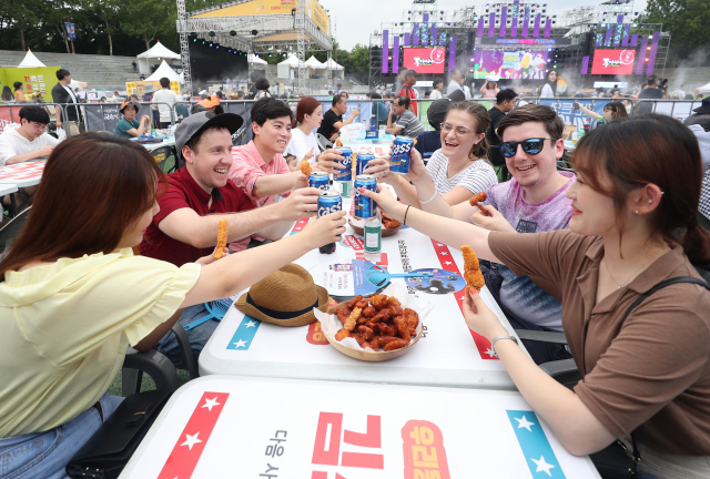 2019년 7월 대구 두류공원에서 열린 치맥 페스티벌에서 축제를 찾은 많은 이들이 함께 건배하며 치맥을 즐기고 있다./연합뉴스