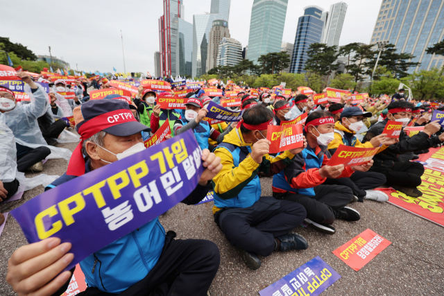 전국농민회총연맹 관계자들이 4월 서울 여의도공원 문화의마당에서 포괄적·점진적 환태평양경제동반자협정(CPTPP) 가입 저지 전국농어민 집회를 하고 있다. 연합뉴스