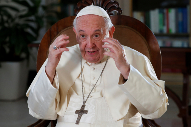 프란치스코 교황이 지난 2일(현지시간) 로이터와 인터뷰를 하고 있다. 로이터연합뉴스