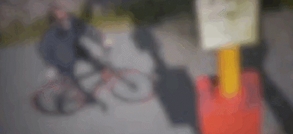 경찰관들이 자전거 보관소 주변 CCTV 영상을 분석한 결과 한 남성이 자전거를 끌고 가는 장면을 찾아냈다. 페이스북 캡처