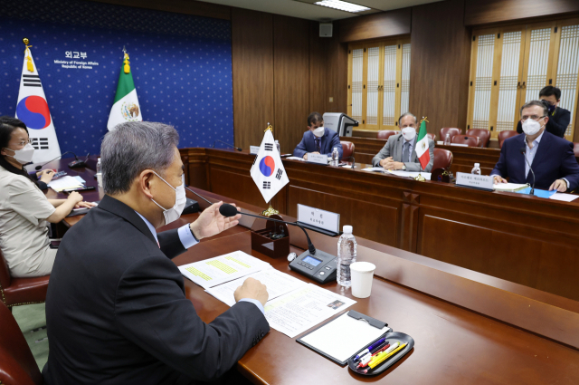 박진 외교부 장관이 4일 오후 서울 종로구 도렴동 외교부 청사에서 마르셀로 에브라르드 멕시코 외교장관과 회담을 하고 있다./연합뉴스