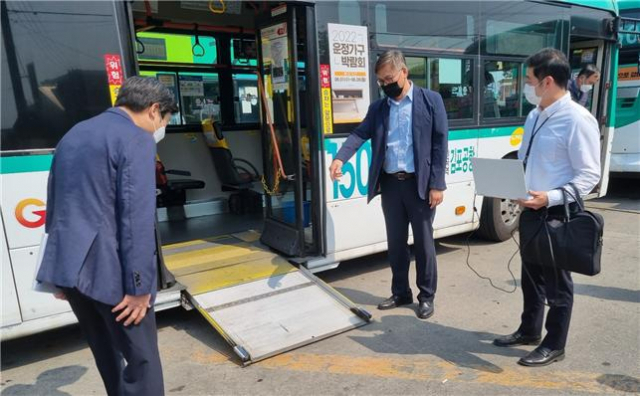 강현도(가운데) 경기도 교통국장이 교통약자들이 이용하는 리프트기를 점검하고 있다. /사진제공=경기도