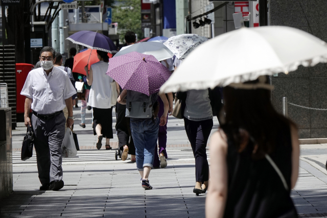 지난해 8월 일본 도쿄의 한 거리를 행인들이 지나가고 있다. AP연합뉴스