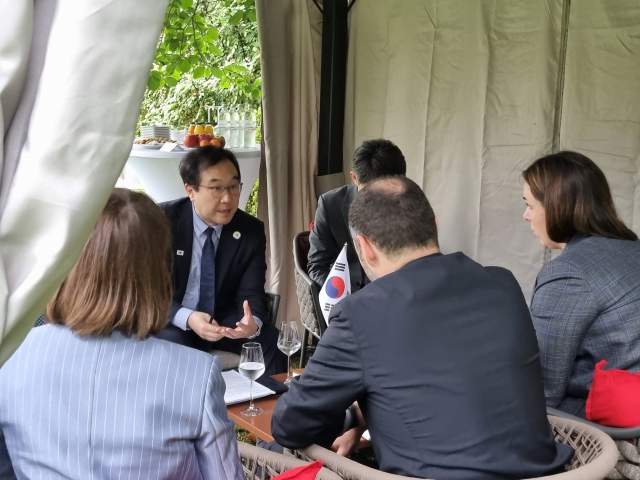 이도훈 외교부 2차관이 4일(현지시간) 스위스 루가노에서 열린 우크라이나 복구 회의에 참석하고 올렉산드르 쿠브라코우 우크라이나 인프라부 장관과 양자회동하는 모습./외교부