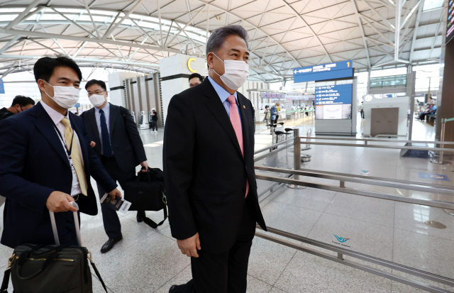 박진 외교부 장관이 5일 오후 싱가포르로 출국하기 위해 인천국제공항 제1터미널 출국장으로 향하고 있다. 박 장관은 오는 5~7일 싱가포르를 방문해 리셴룽 싱가포르 총리를 예방하고 비비안 발라크리쉬난 외교부 장관과 회담할 예정이다. 이어 7~8일 발리에서 개최되는 G20 외교장관회의에 참석한다./외교부