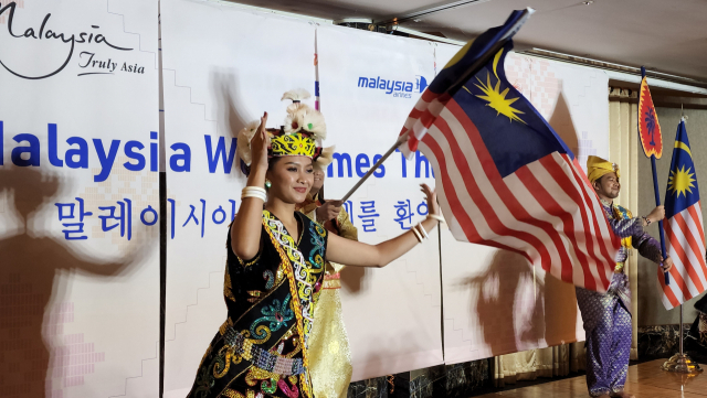 지난달 23일 열린 말레이시아관광청의 ‘말레이시아 위크’ 행사에서 전통 공연이 진행중이다. 연합뉴스
